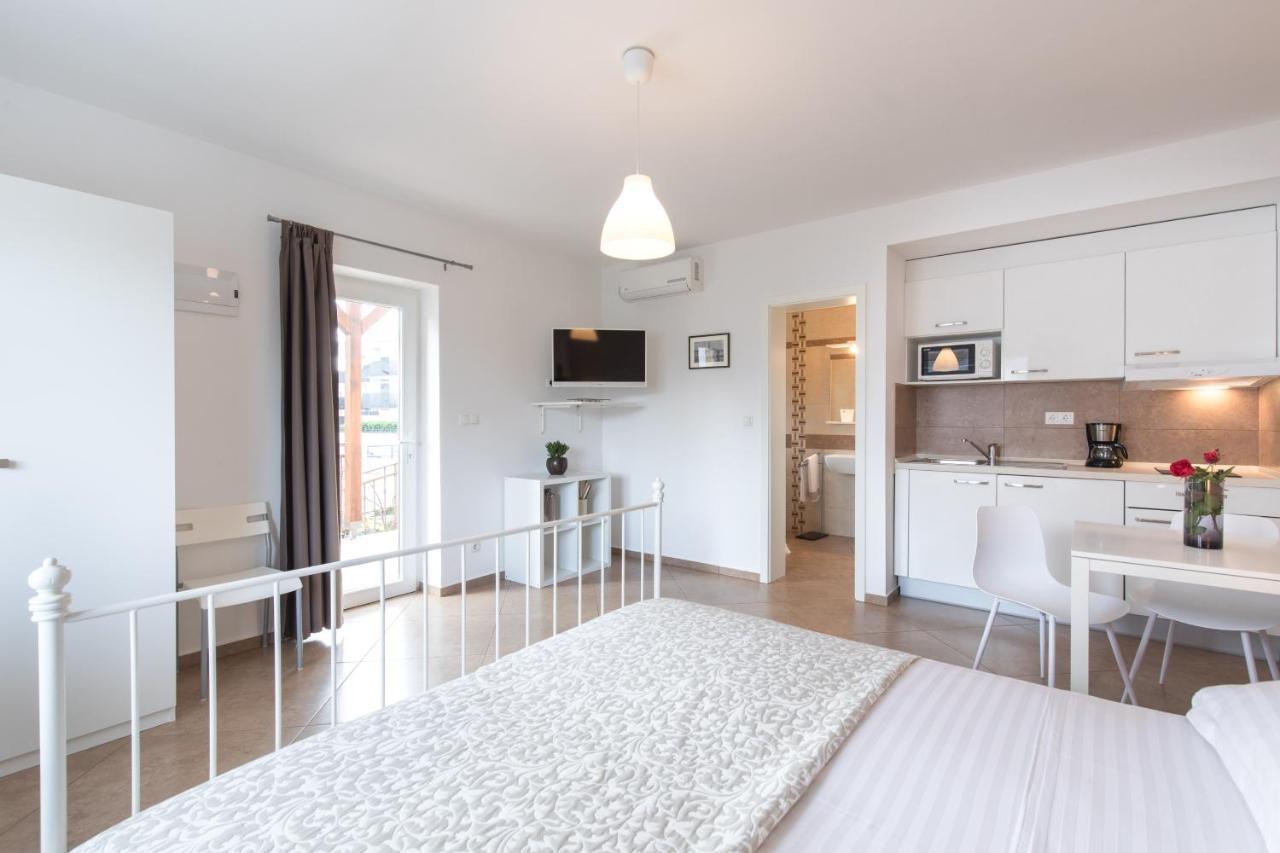קרק Apartmani Laura Krk מראה חיצוני תמונה