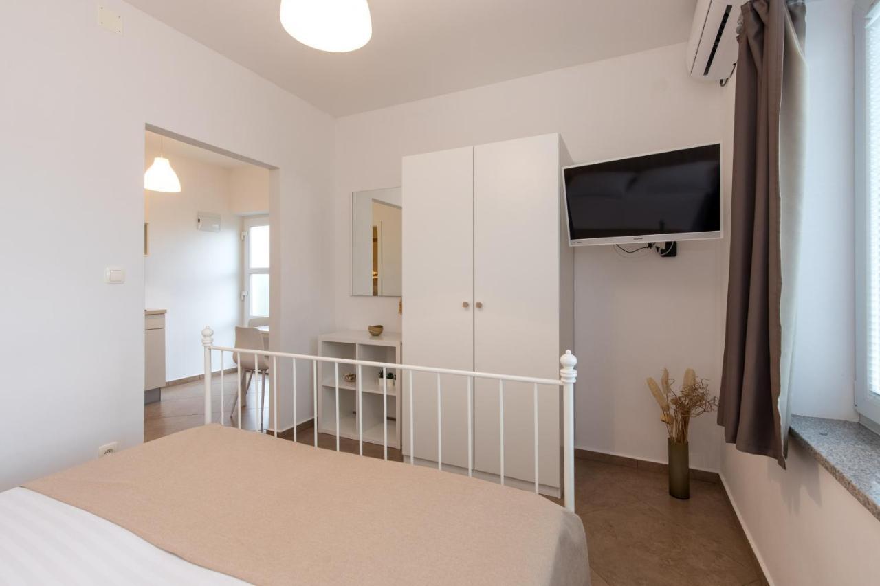 קרק Apartmani Laura Krk מראה חיצוני תמונה