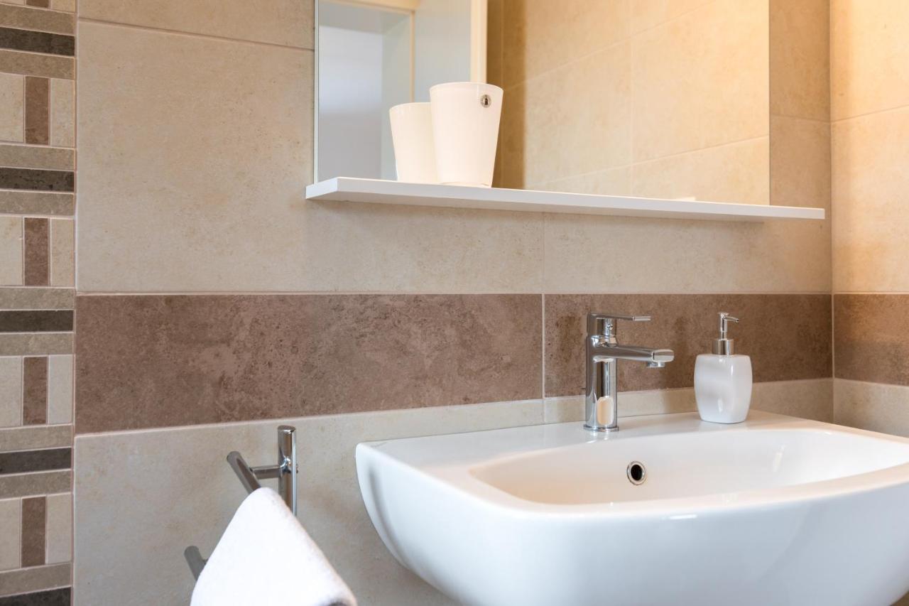 קרק Apartmani Laura Krk מראה חיצוני תמונה