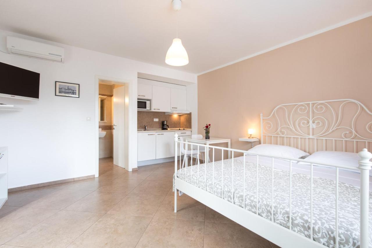 קרק Apartmani Laura Krk מראה חיצוני תמונה