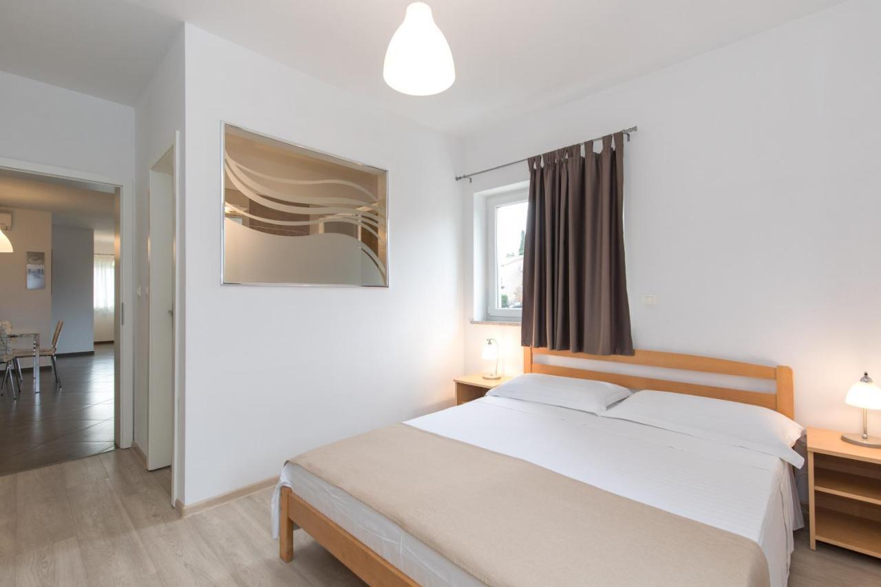 קרק Apartmani Laura Krk מראה חיצוני תמונה