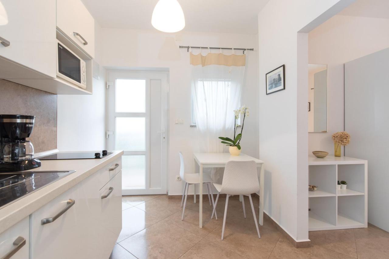 קרק Apartmani Laura Krk מראה חיצוני תמונה