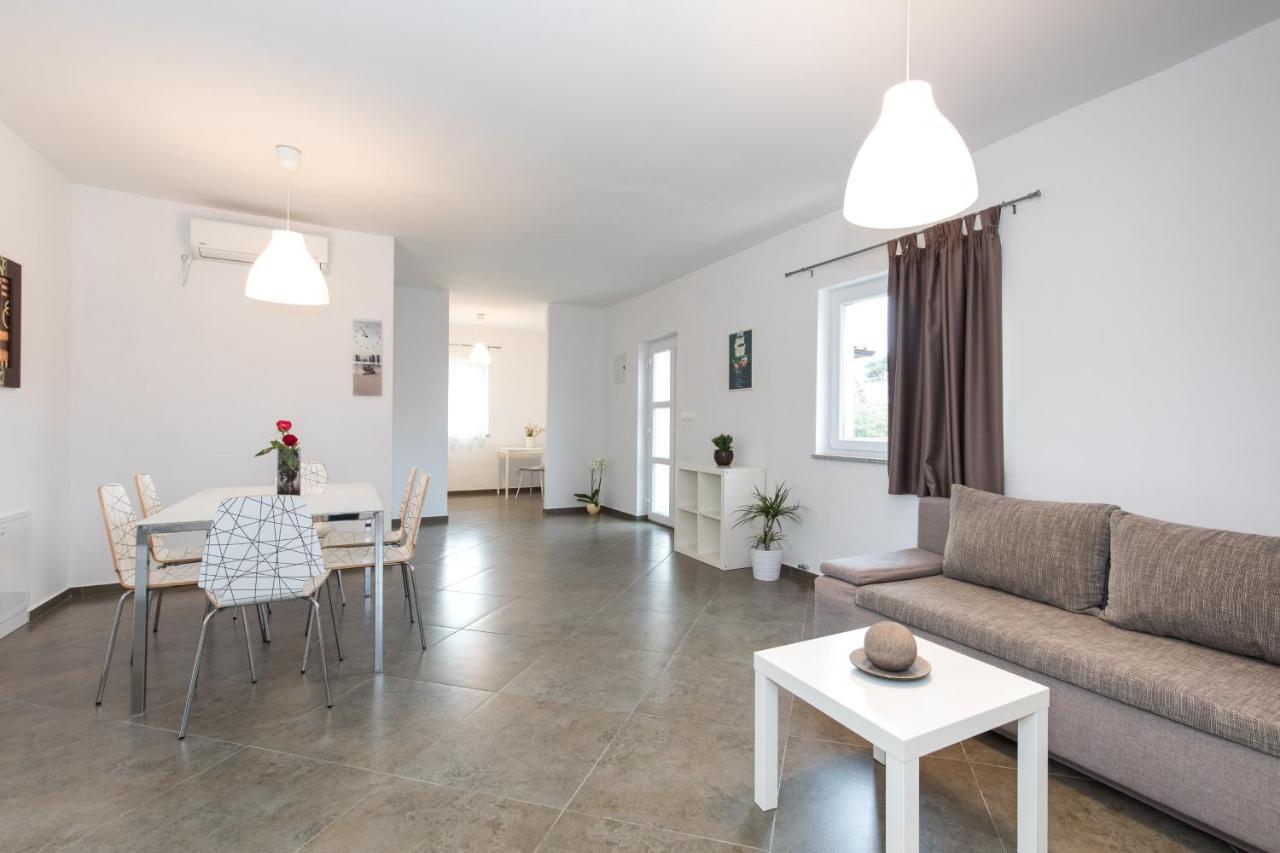 קרק Apartmani Laura Krk מראה חיצוני תמונה