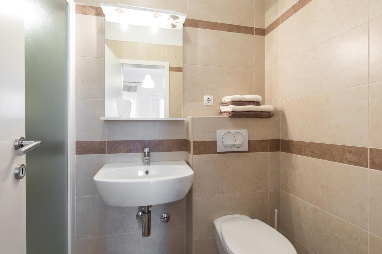 קרק Apartmani Laura Krk מראה חיצוני תמונה