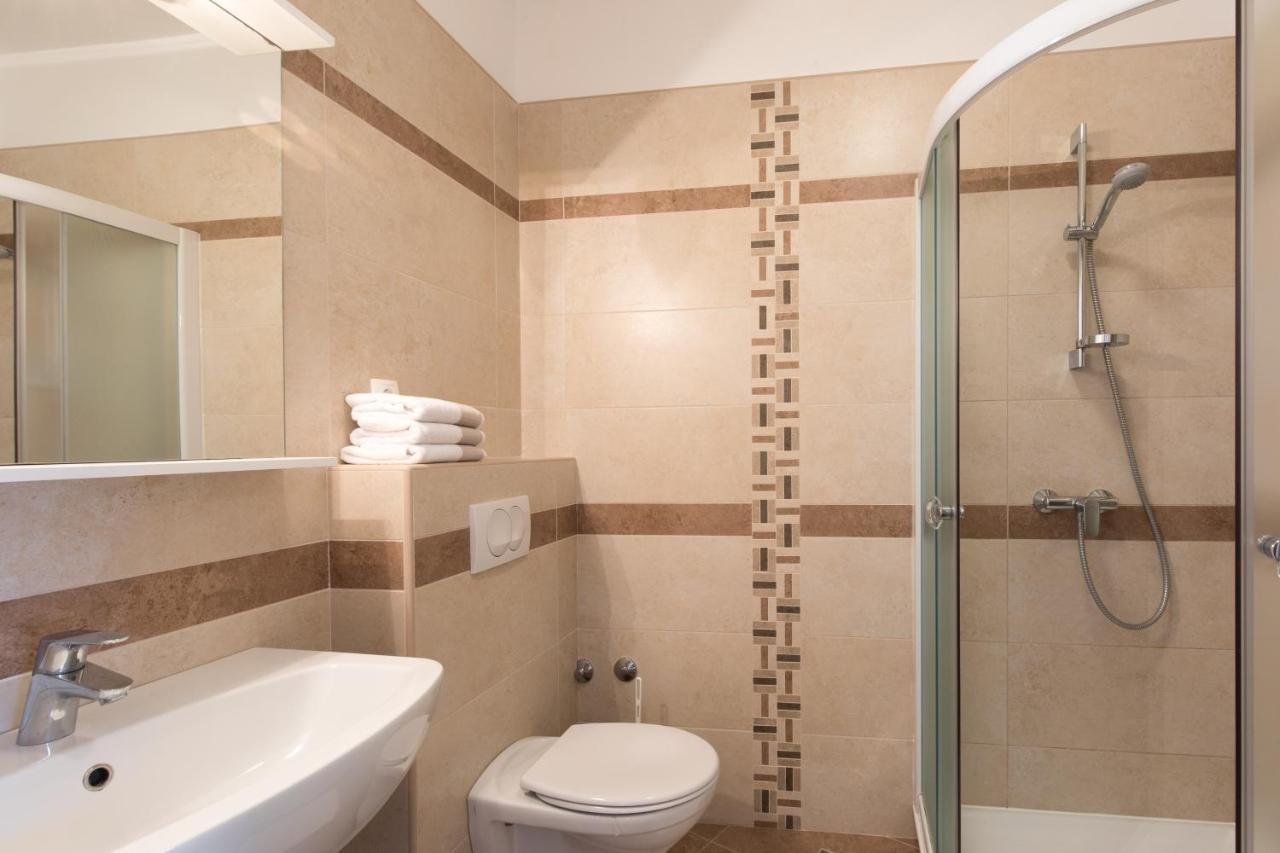 קרק Apartmani Laura Krk מראה חיצוני תמונה