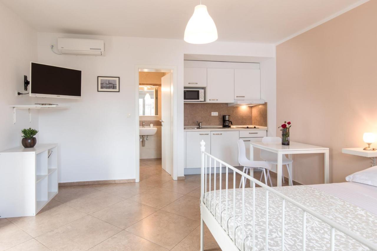 קרק Apartmani Laura Krk מראה חיצוני תמונה