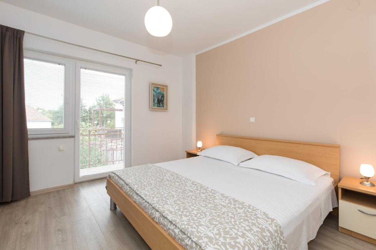 קרק Apartmani Laura Krk מראה חיצוני תמונה