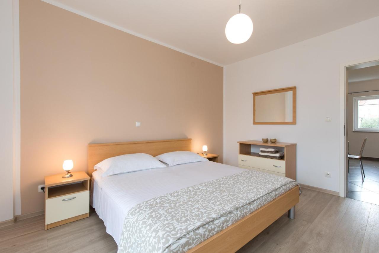 קרק Apartmani Laura Krk מראה חיצוני תמונה