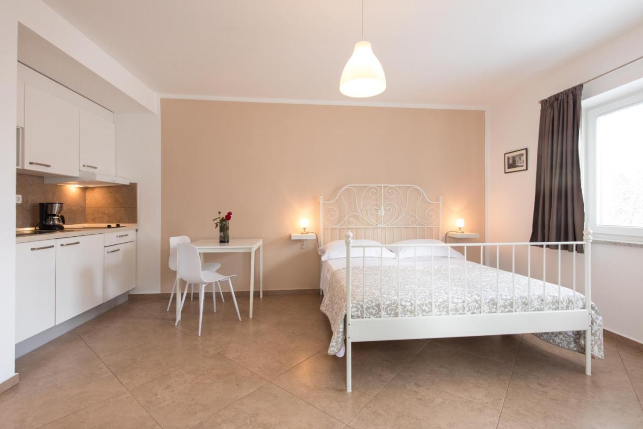 קרק Apartmani Laura Krk מראה חיצוני תמונה