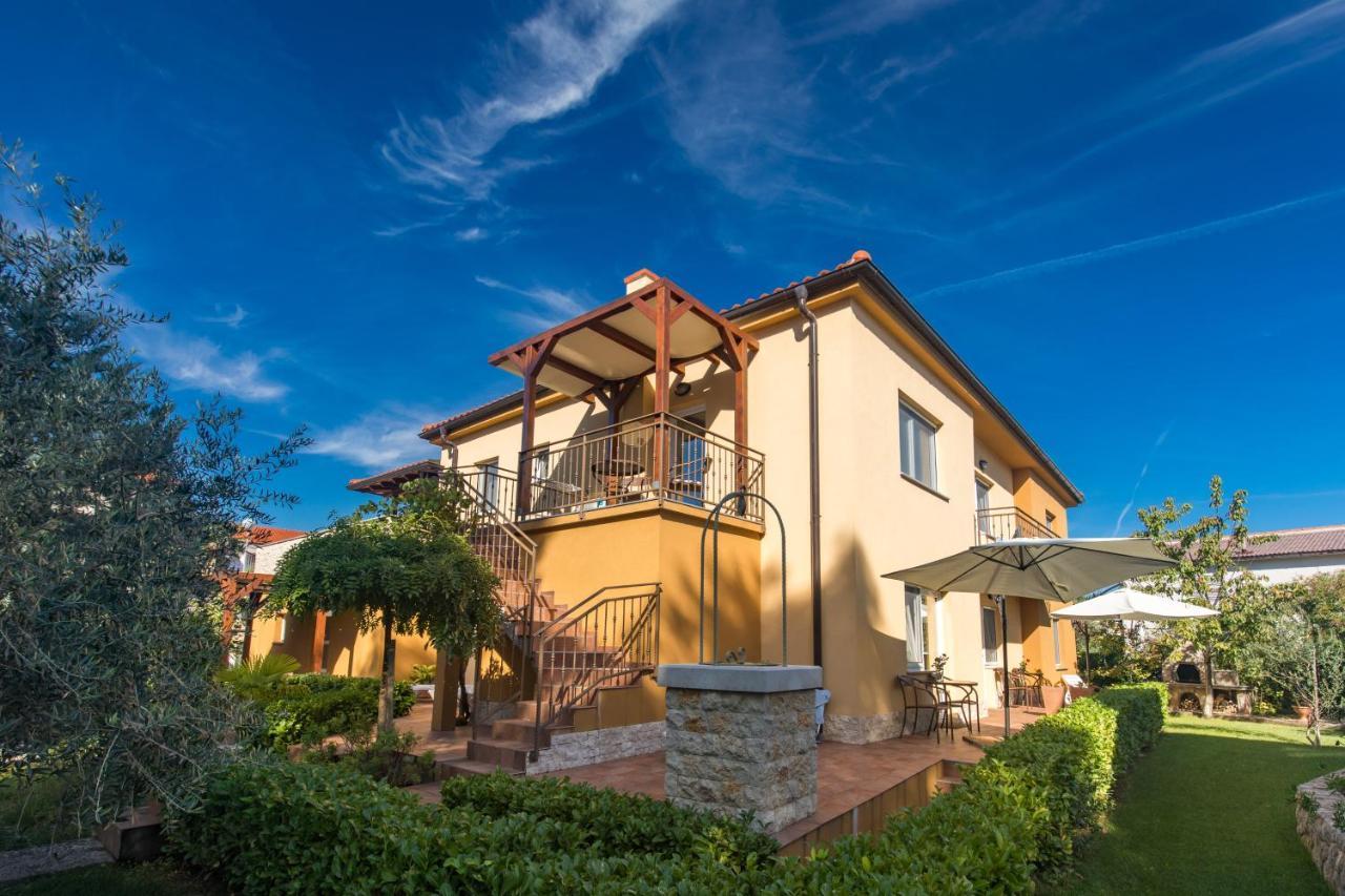 קרק Apartmani Laura Krk מראה חיצוני תמונה